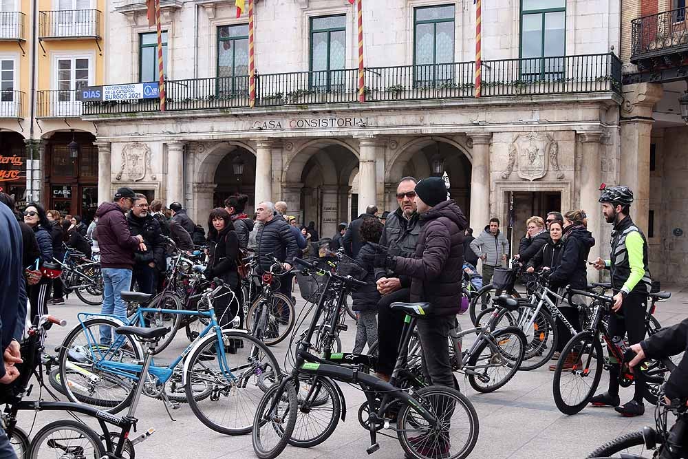 Fotos: Los ciclistas de Burgos han celebrado un funeral por la bici en la Plaza Mayor