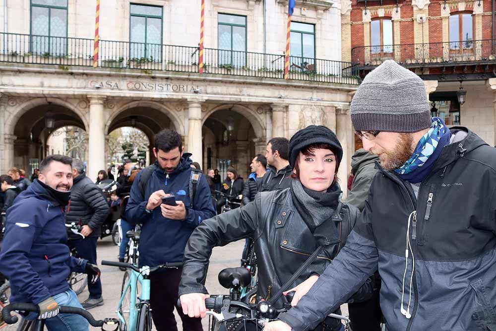 Fotos: Los ciclistas de Burgos han celebrado un funeral por la bici en la Plaza Mayor