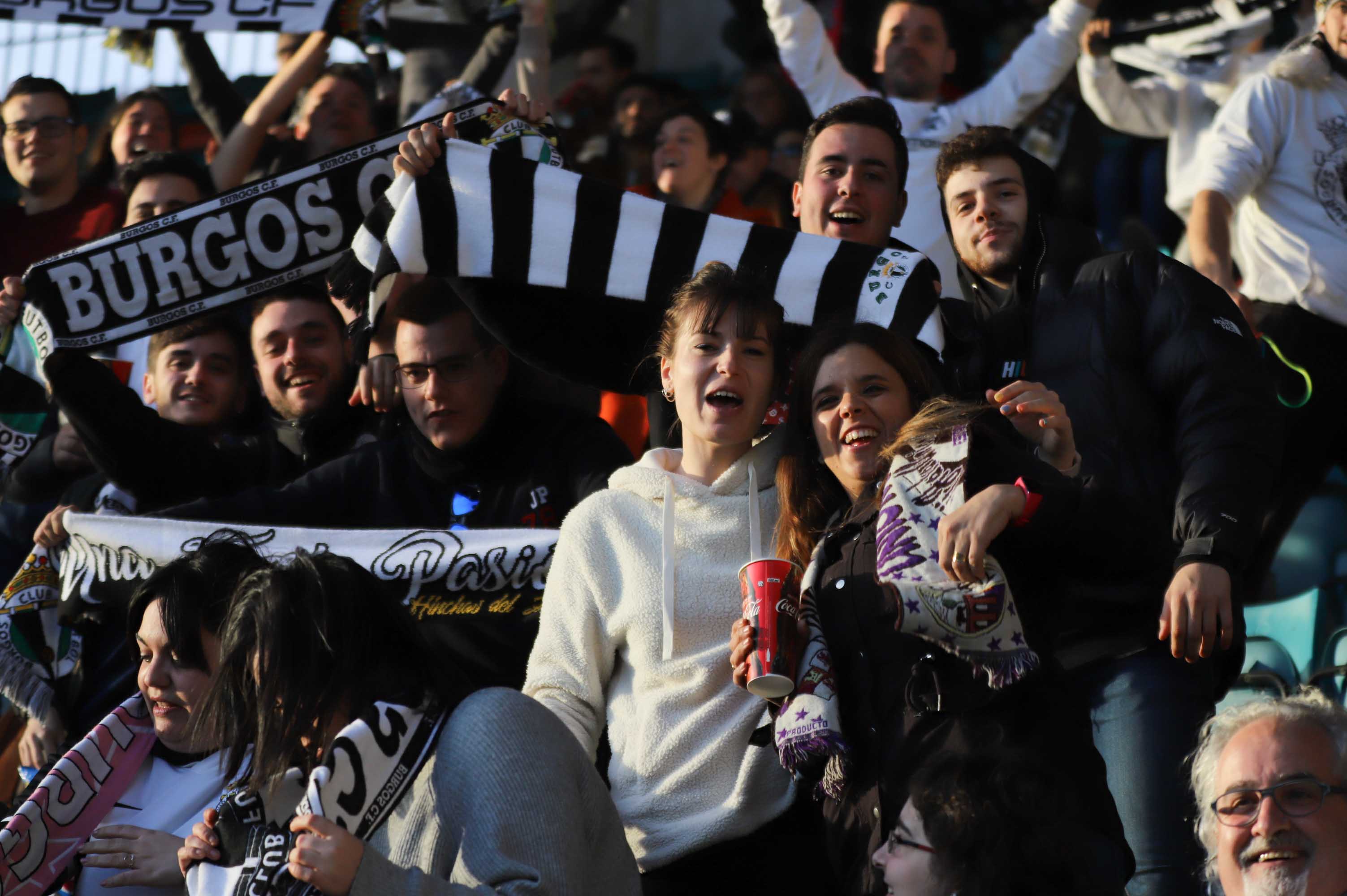 Fotos: La afición del Burgos CF ha acompañado al equipo en su desplazamiento a Salamanca