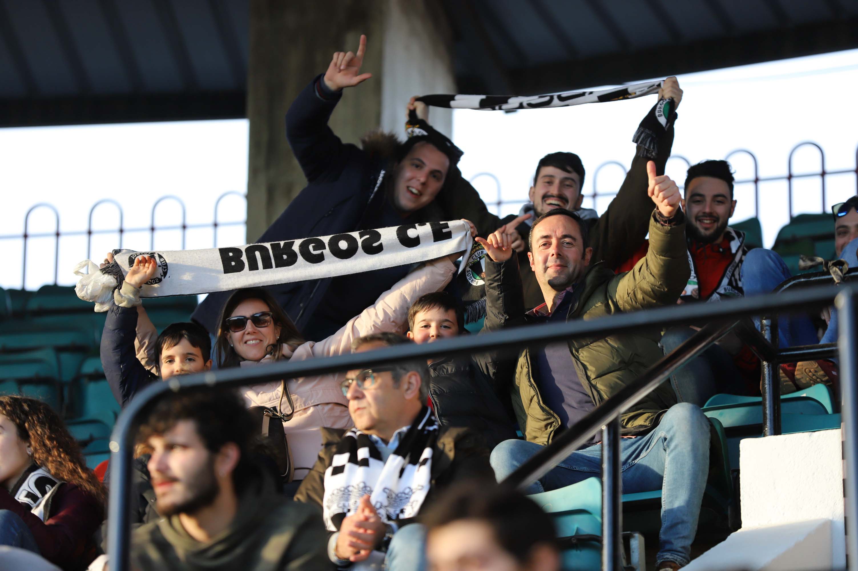 Fotos: La afición del Burgos CF ha acompañado al equipo en su desplazamiento a Salamanca