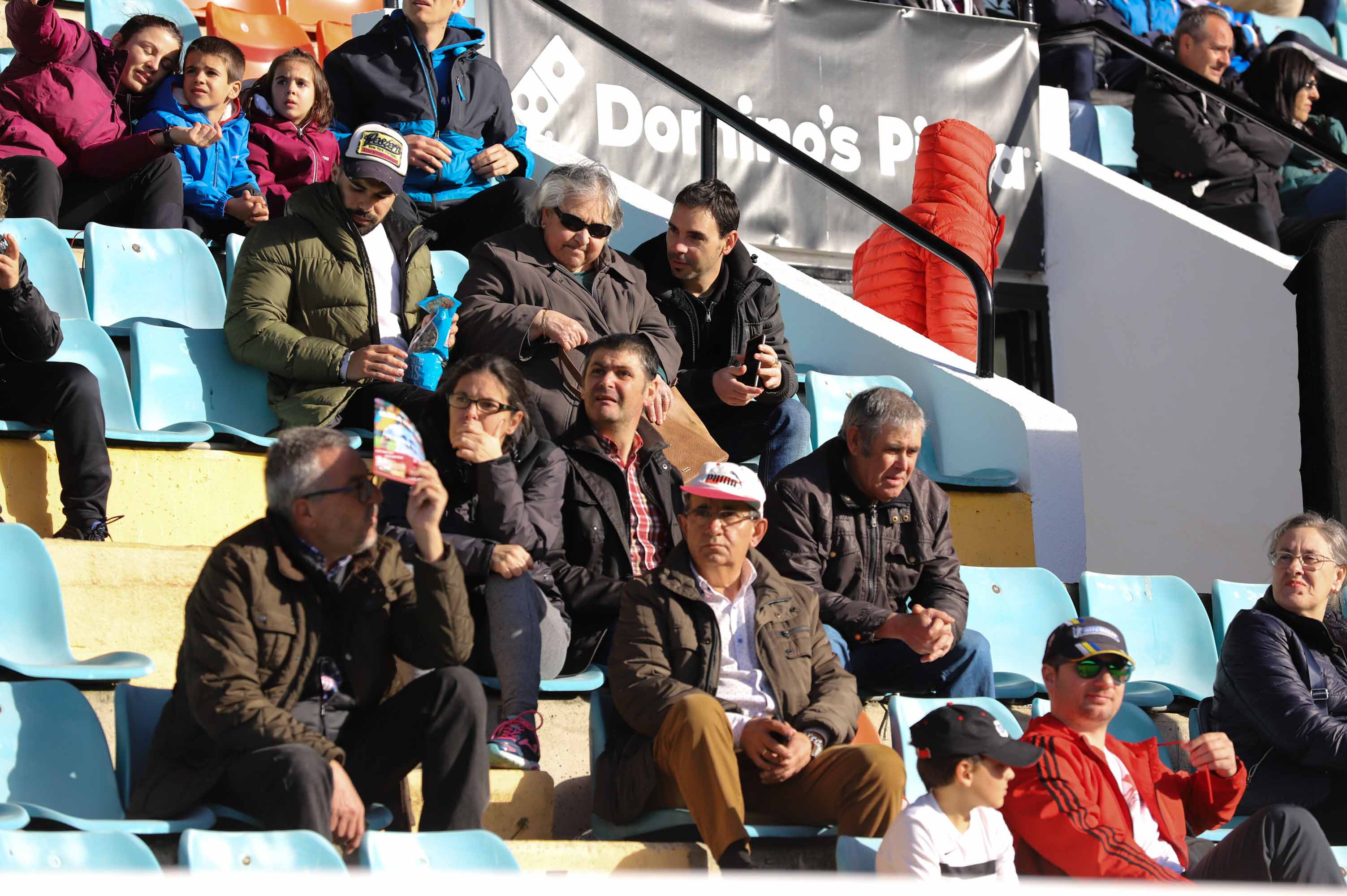 Fotos: La afición del Burgos CF ha acompañado al equipo en su desplazamiento a Salamanca