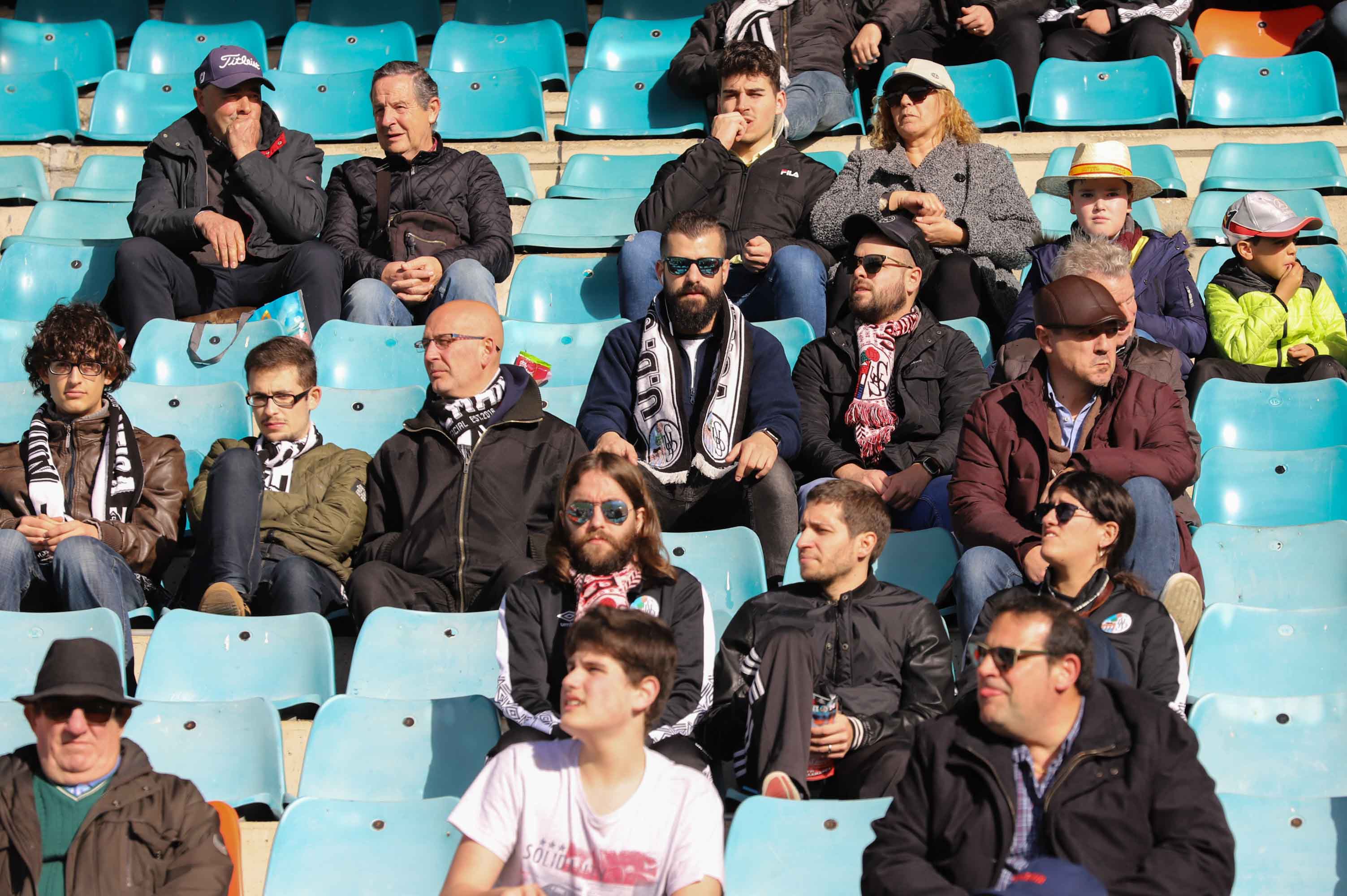 Fotos: La afición del Burgos CF ha acompañado al equipo en su desplazamiento a Salamanca