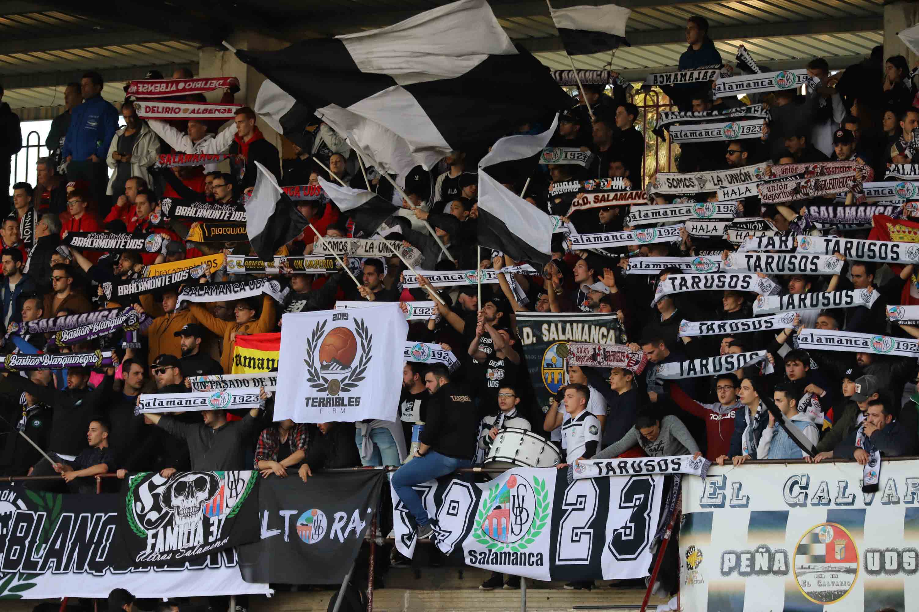 Fotos: La afición del Burgos CF ha acompañado al equipo en su desplazamiento a Salamanca