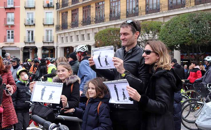 Los ciclistas de Burgos han celebrado un funeral por la bici en la Plaza Mayor