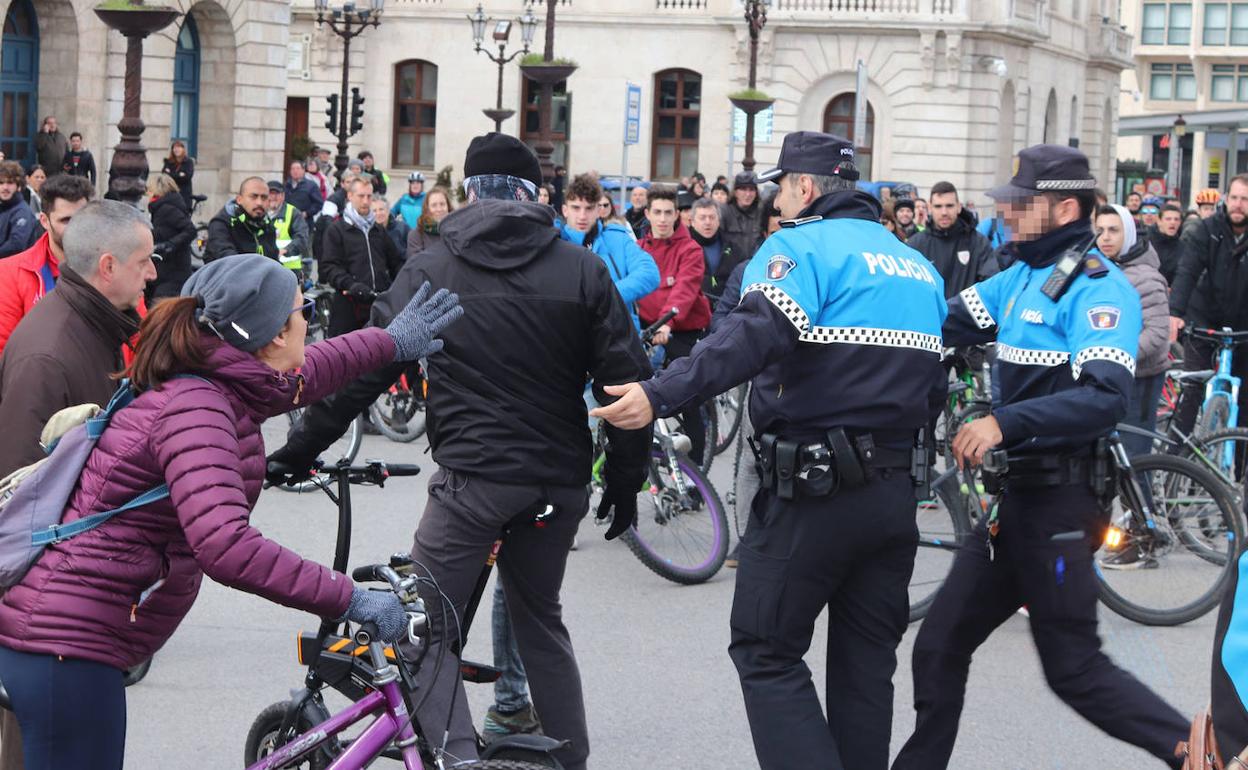 Agentes de la Policía Local, con el joven identificado por «intento de atropello»