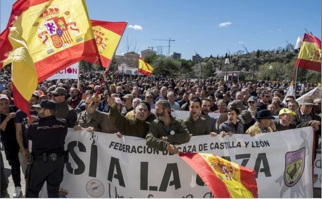 Cioncentración por la Ley de Caza ante las Cortes de Castilla y León. 