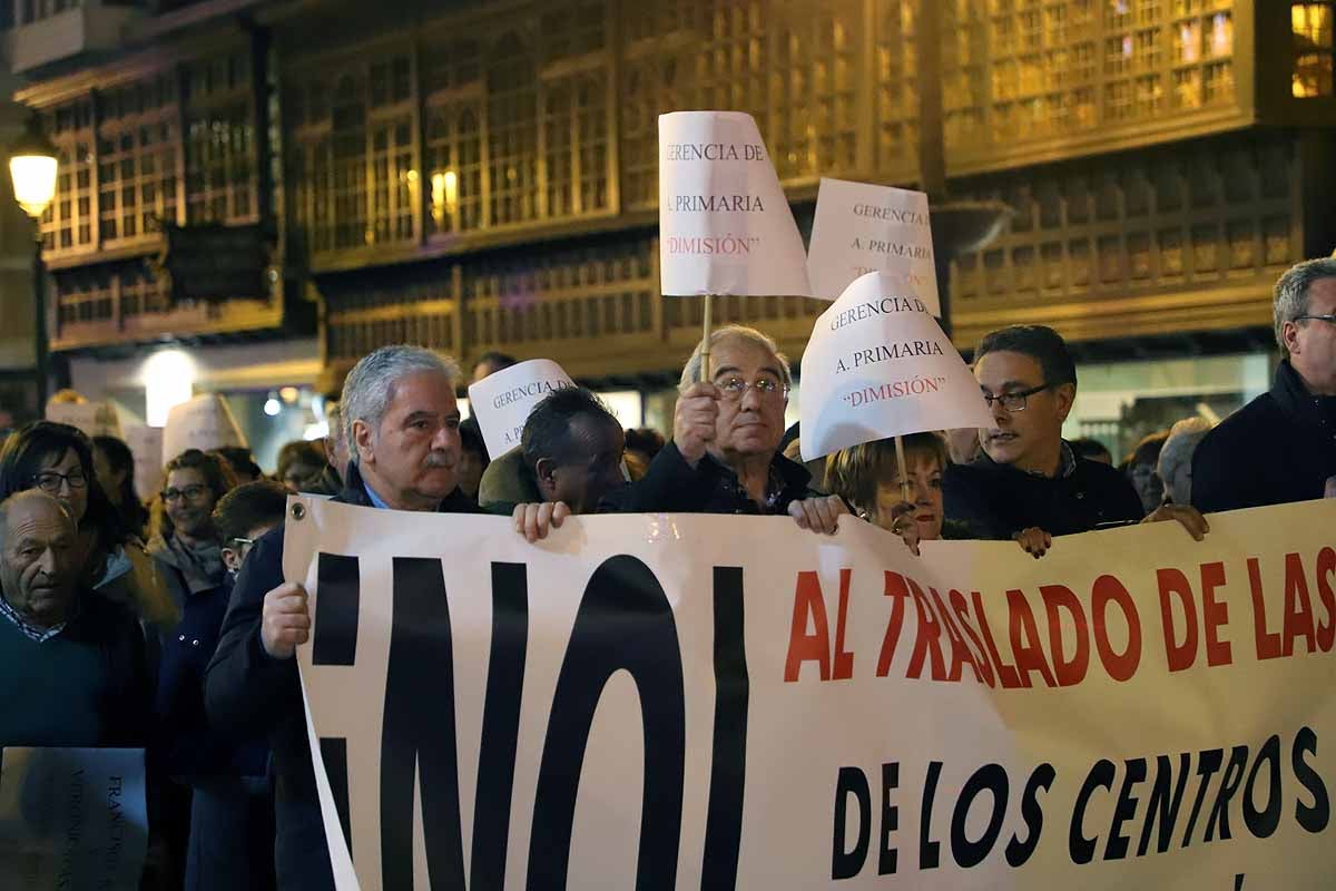 Miles de vecinos han gritado contra la unificación de las urgencias en el Divino Valles y han pedido el mantenimiento del PAC de San Agustín y la reapertura del de Gamonal. 