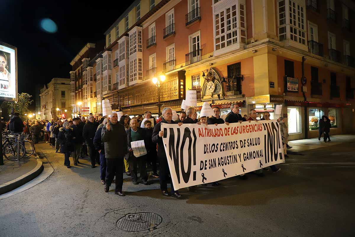 Miles de vecinos han gritado contra la unificación de las urgencias en el Divino Valles y han pedido el mantenimiento del PAC de San Agustín y la reapertura del de Gamonal. 