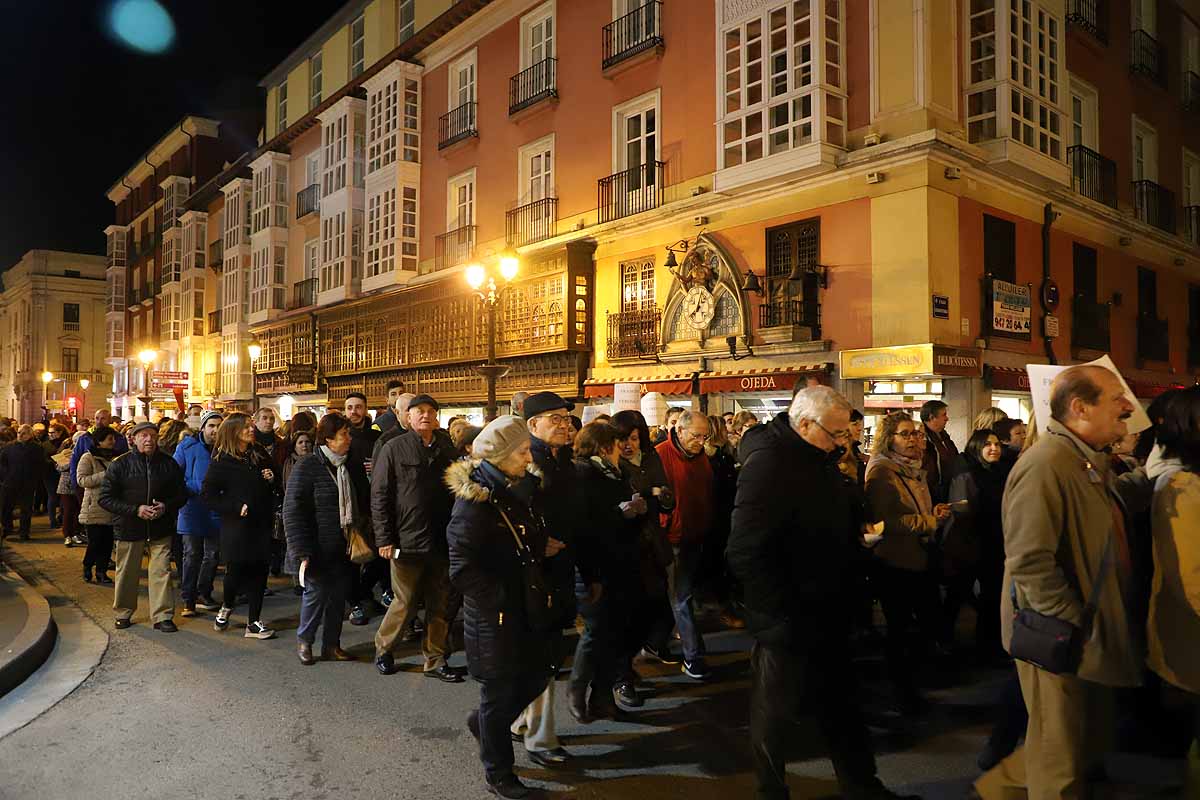 Miles de vecinos han gritado contra la unificación de las urgencias en el Divino Valles y han pedido el mantenimiento del PAC de San Agustín y la reapertura del de Gamonal. 