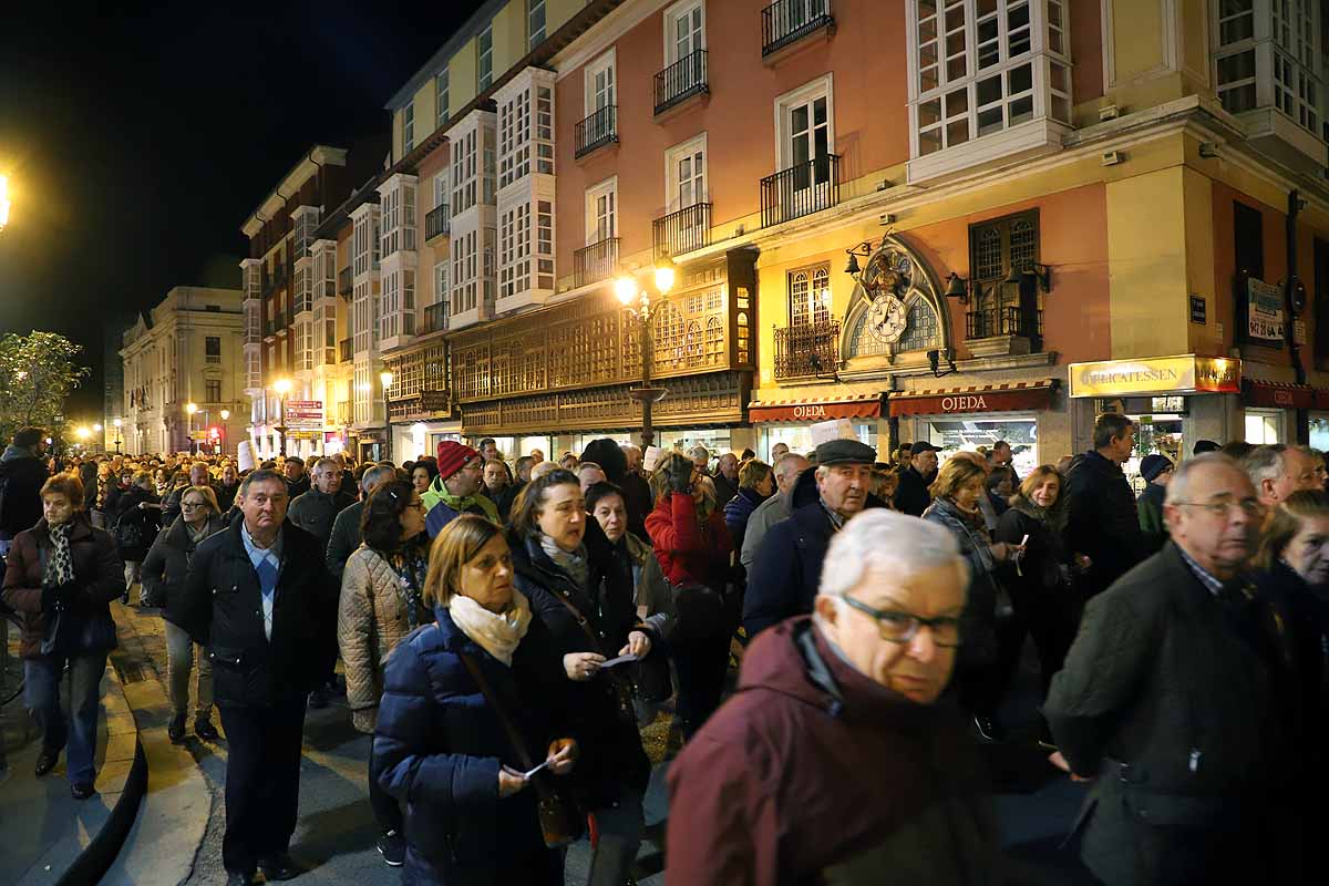 Miles de vecinos han gritado contra la unificación de las urgencias en el Divino Valles y han pedido el mantenimiento del PAC de San Agustín y la reapertura del de Gamonal. 