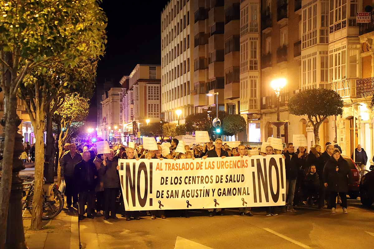 Miles de vecinos han gritado contra la unificación de las urgencias en el Divino Valles y han pedido el mantenimiento del PAC de San Agustín y la reapertura del de Gamonal. 