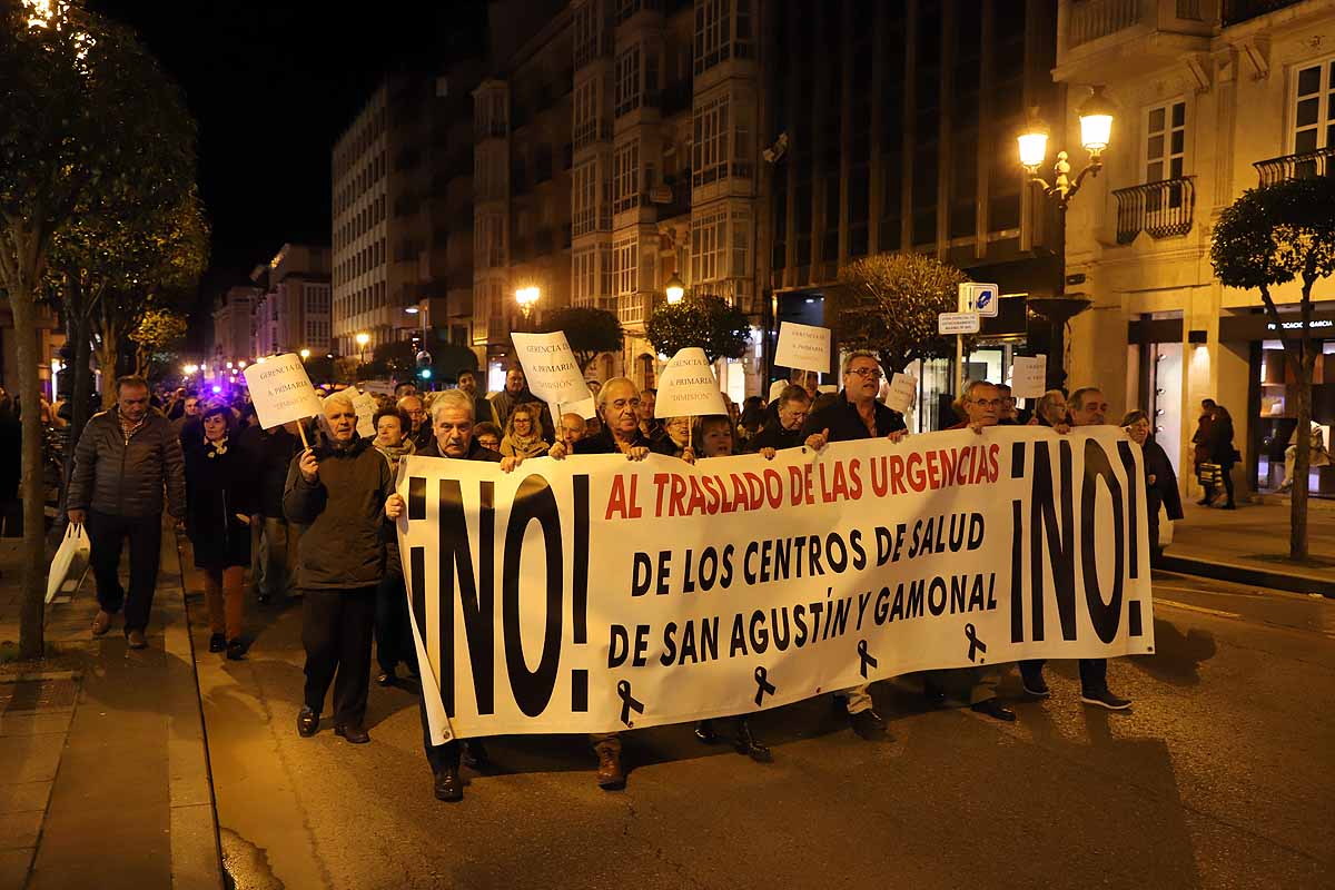 Miles de vecinos han gritado contra la unificación de las urgencias en el Divino Valles y han pedido el mantenimiento del PAC de San Agustín y la reapertura del de Gamonal. 