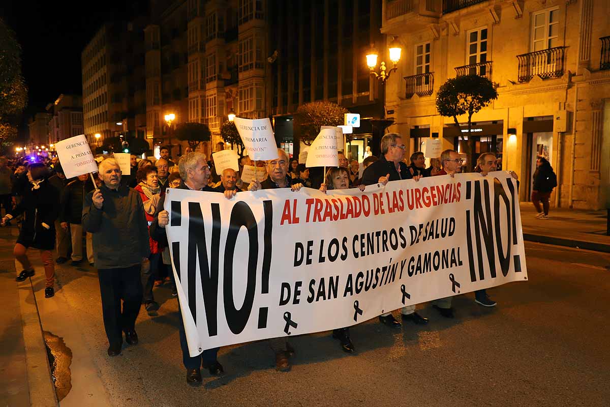 Miles de vecinos han gritado contra la unificación de las urgencias en el Divino Valles y han pedido el mantenimiento del PAC de San Agustín y la reapertura del de Gamonal. 