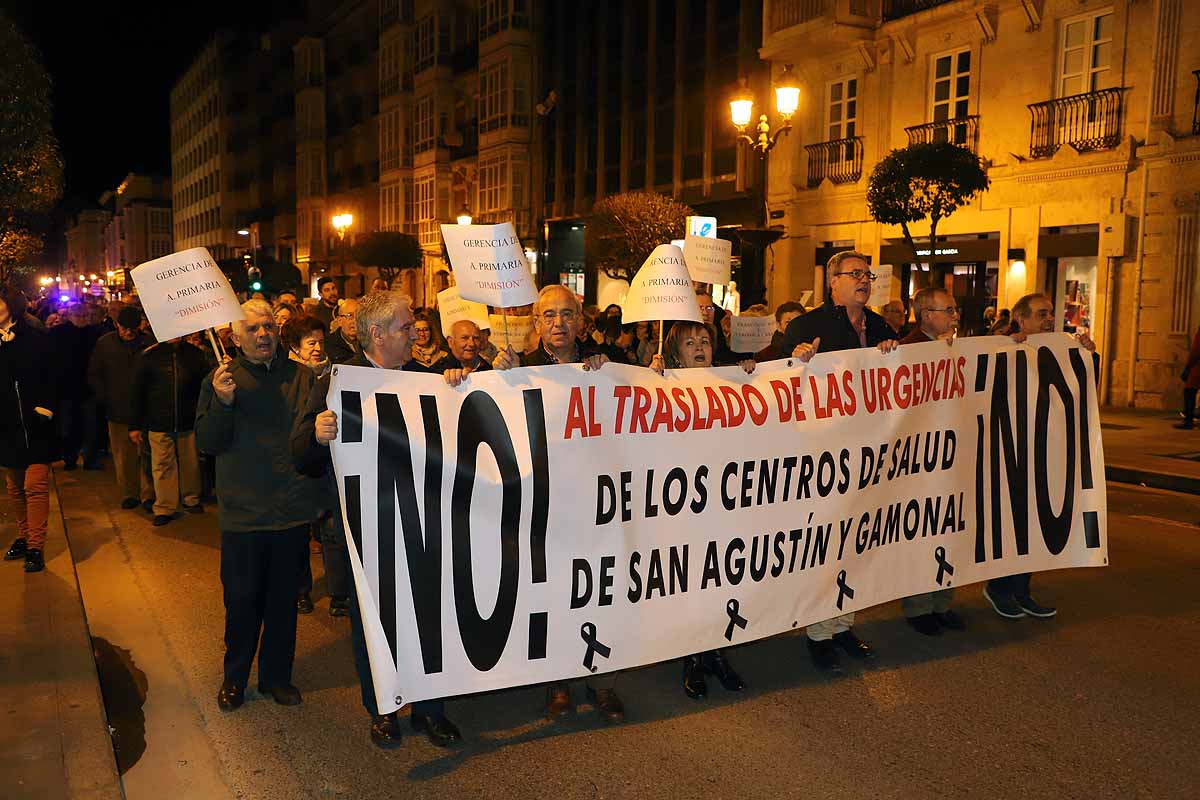 Miles de vecinos han gritado contra la unificación de las urgencias en el Divino Valles y han pedido el mantenimiento del PAC de San Agustín y la reapertura del de Gamonal. 