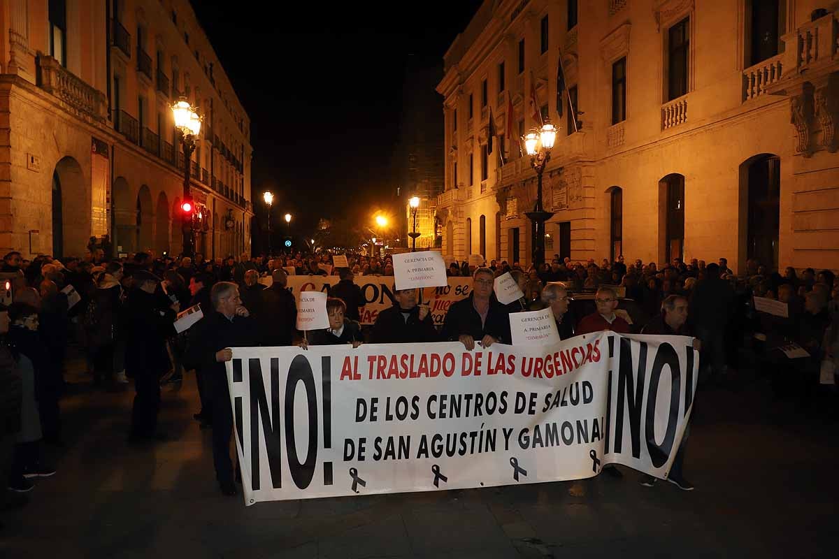 Miles de vecinos han gritado contra la unificación de las urgencias en el Divino Valles y han pedido el mantenimiento del PAC de San Agustín y la reapertura del de Gamonal. 