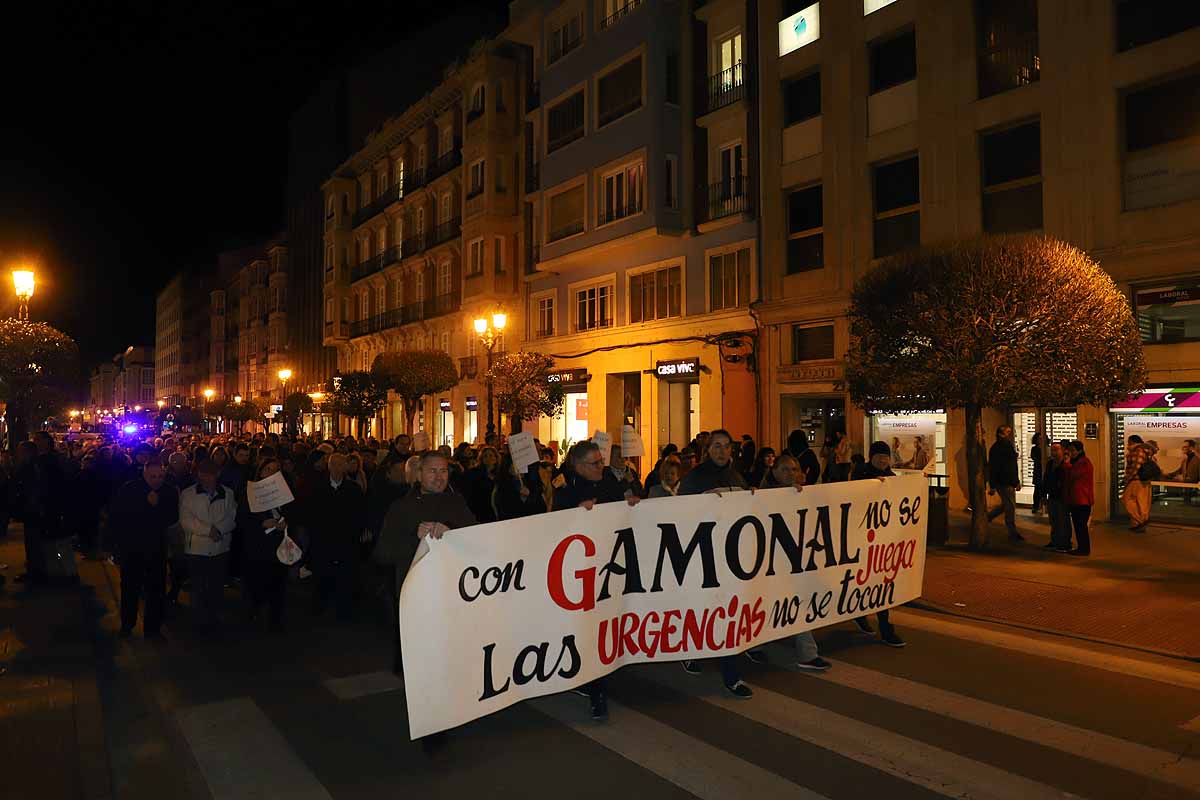 Miles de vecinos han gritado contra la unificación de las urgencias en el Divino Valles y han pedido el mantenimiento del PAC de San Agustín y la reapertura del de Gamonal. 