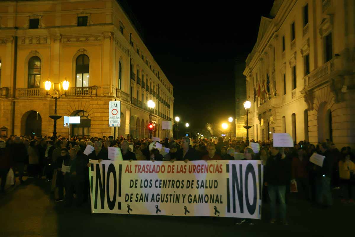 Miles de vecinos han gritado contra la unificación de las urgencias en el Divino Valles y han pedido el mantenimiento del PAC de San Agustín y la reapertura del de Gamonal. 