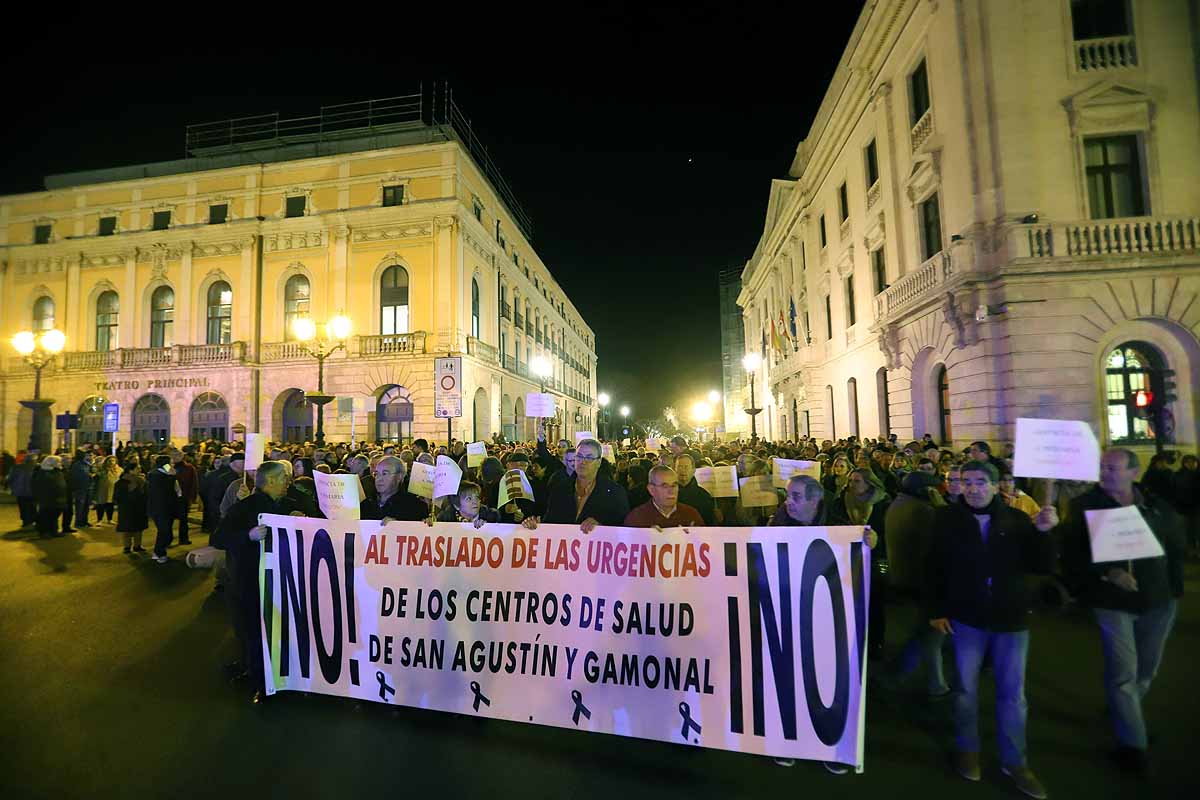 Miles de vecinos han gritado contra la unificación de las urgencias en el Divino Valles y han pedido el mantenimiento del PAC de San Agustín y la reapertura del de Gamonal. 