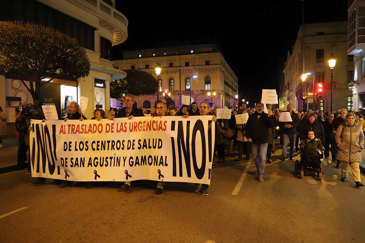 Miles de vecinos han gritado contra la unificación de las urgencias en el Divino Valles y han pedido el mantenimiento del PAC de San Agustín y la reapertura del de Gamonal. 