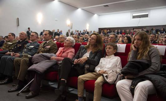 La familia de Javier Izquierdo, en primera fila del salón de actos. 