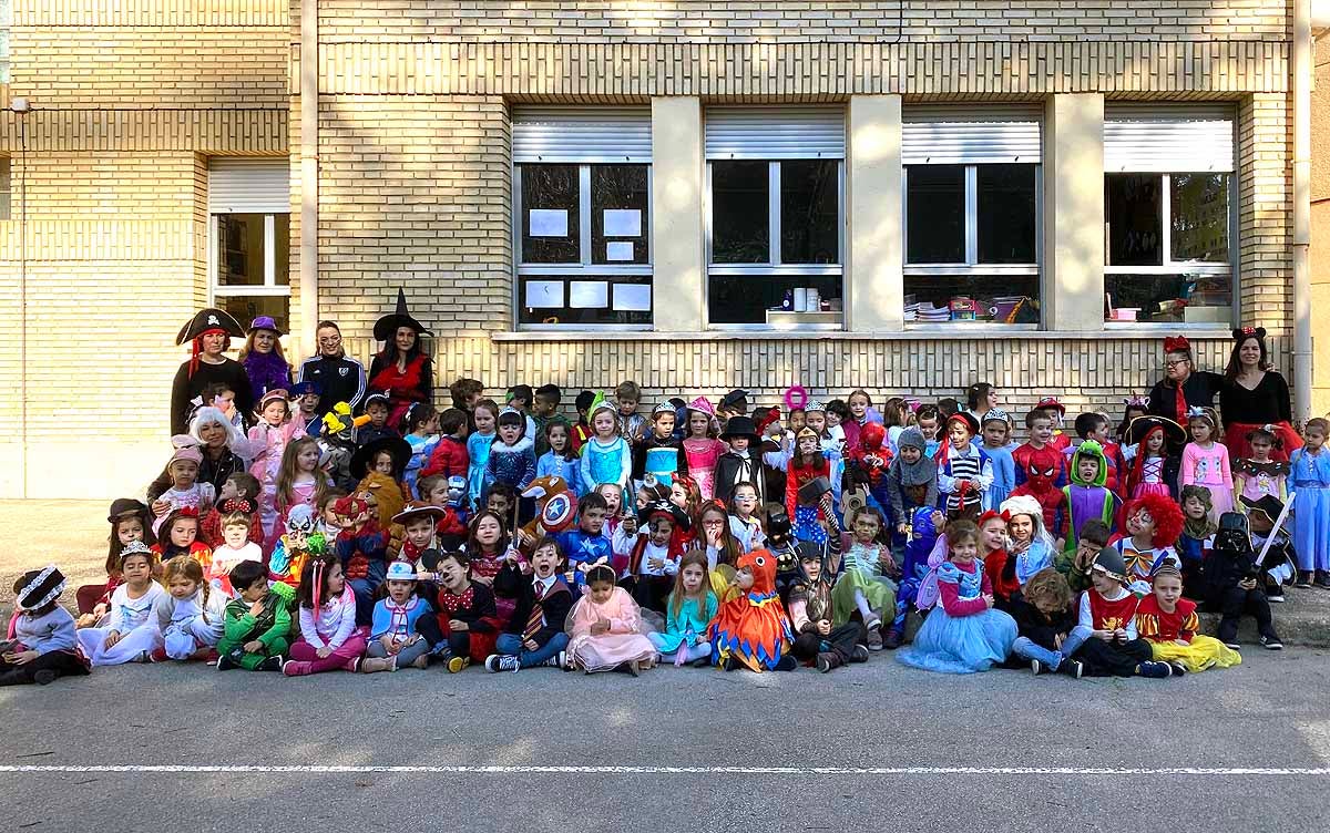 Los alumnos del colegio Antonio Machado celebran el Carnaval.