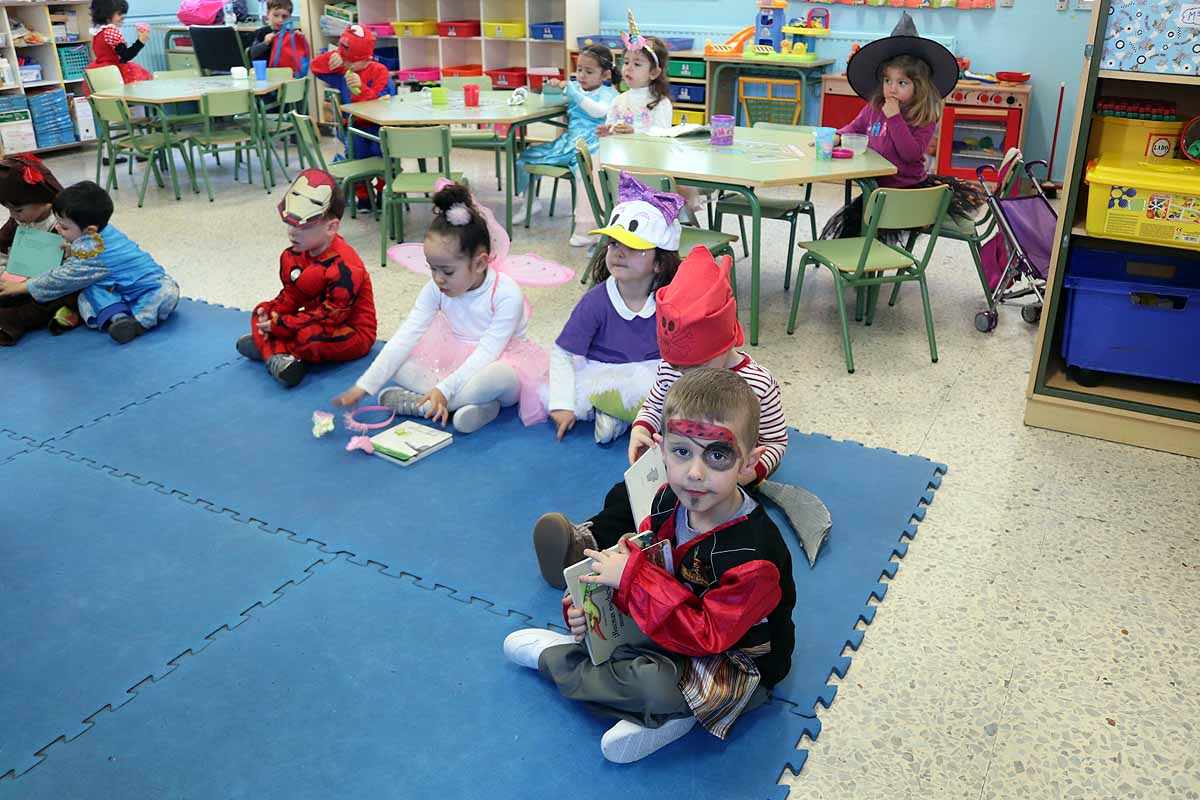 Los alumnos del colegio Antonio Machado celebran el Carnaval.