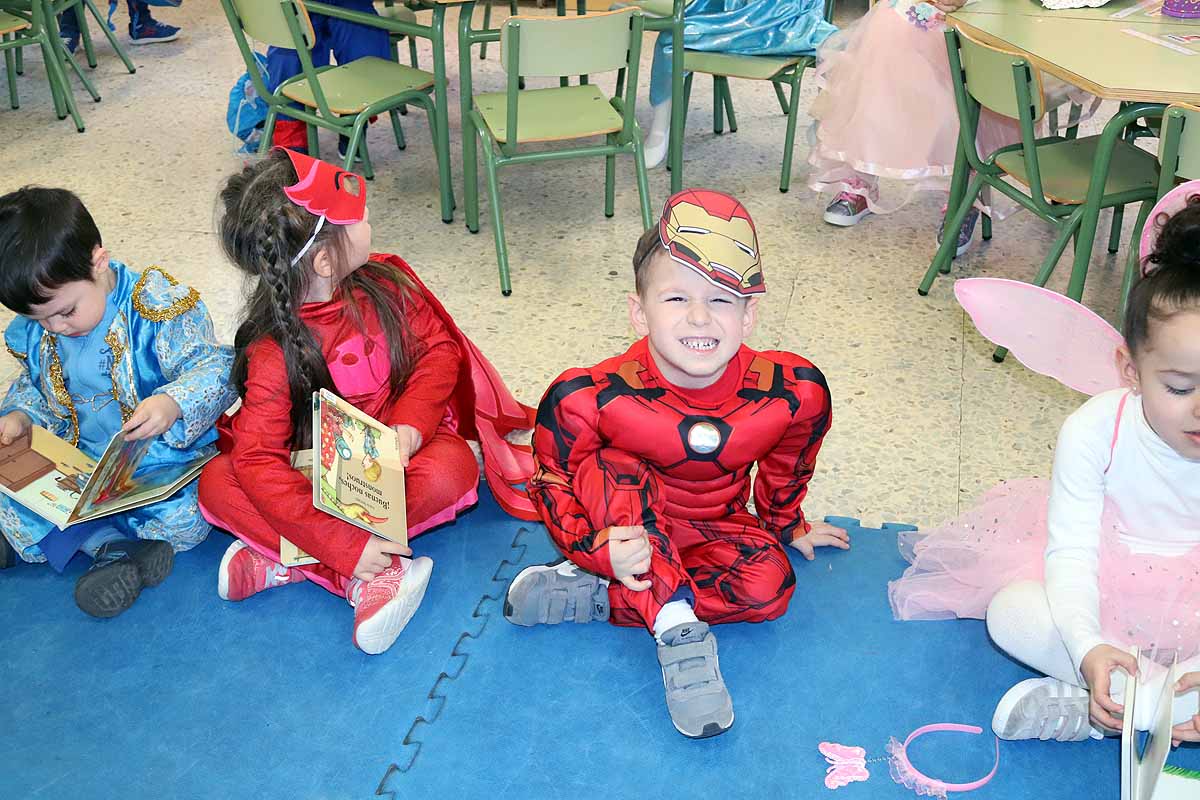 Los alumnos del colegio Antonio Machado celebran el Carnaval.