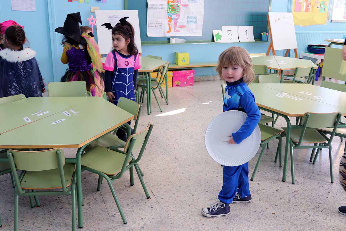 Los alumnos del colegio Antonio Machado celebran el Carnaval.