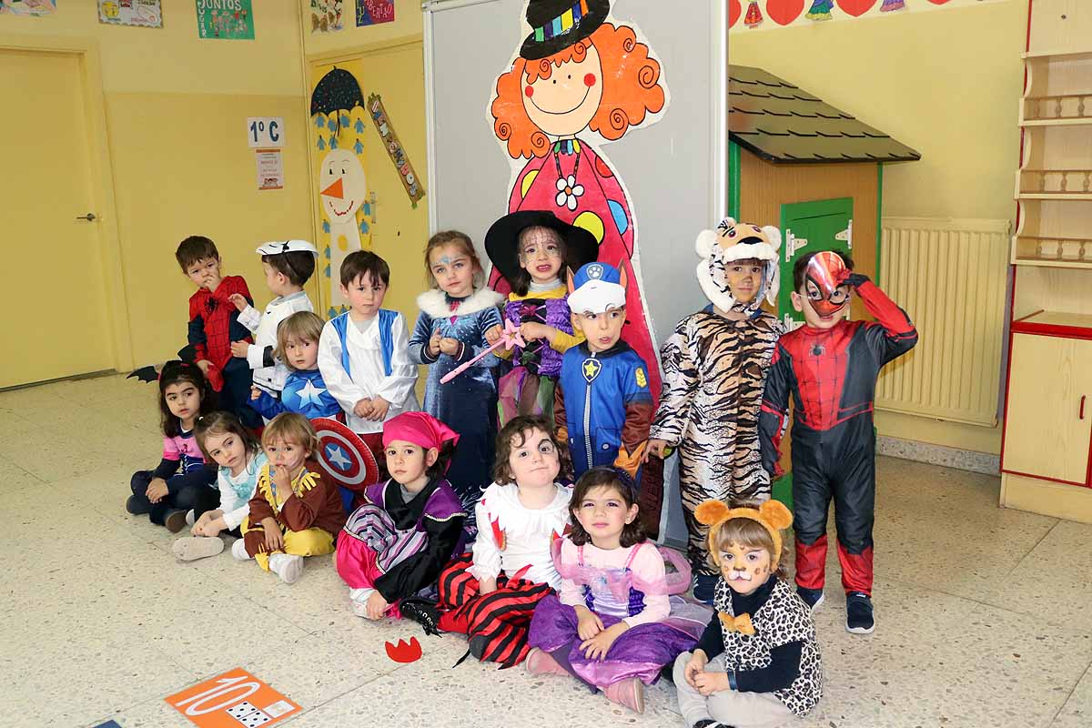 Los alumnos del colegio Antonio Machado celebran el Carnaval.