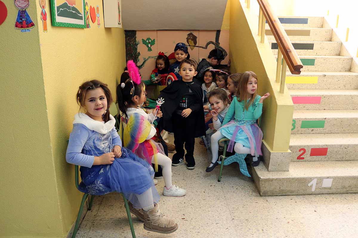 Los alumnos del colegio Antonio Machado celebran el Carnaval.