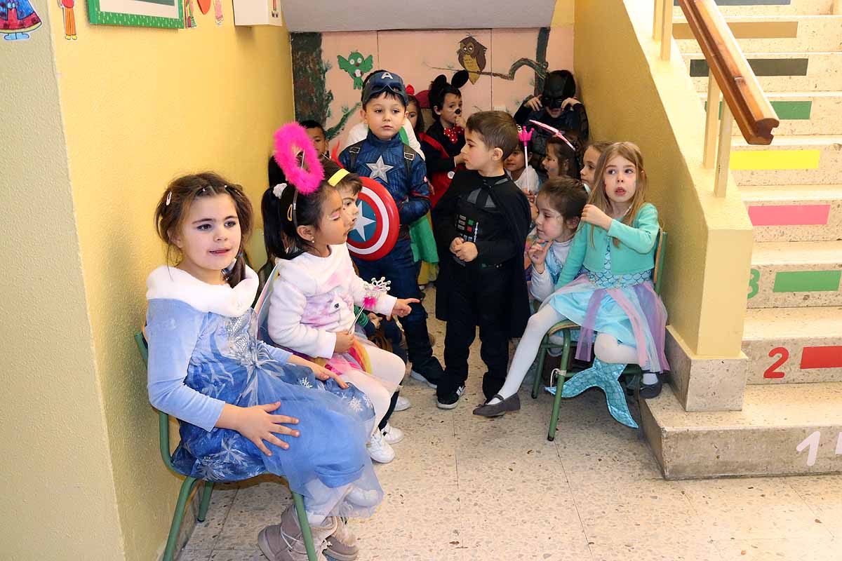 Los alumnos del colegio Antonio Machado celebran el Carnaval.