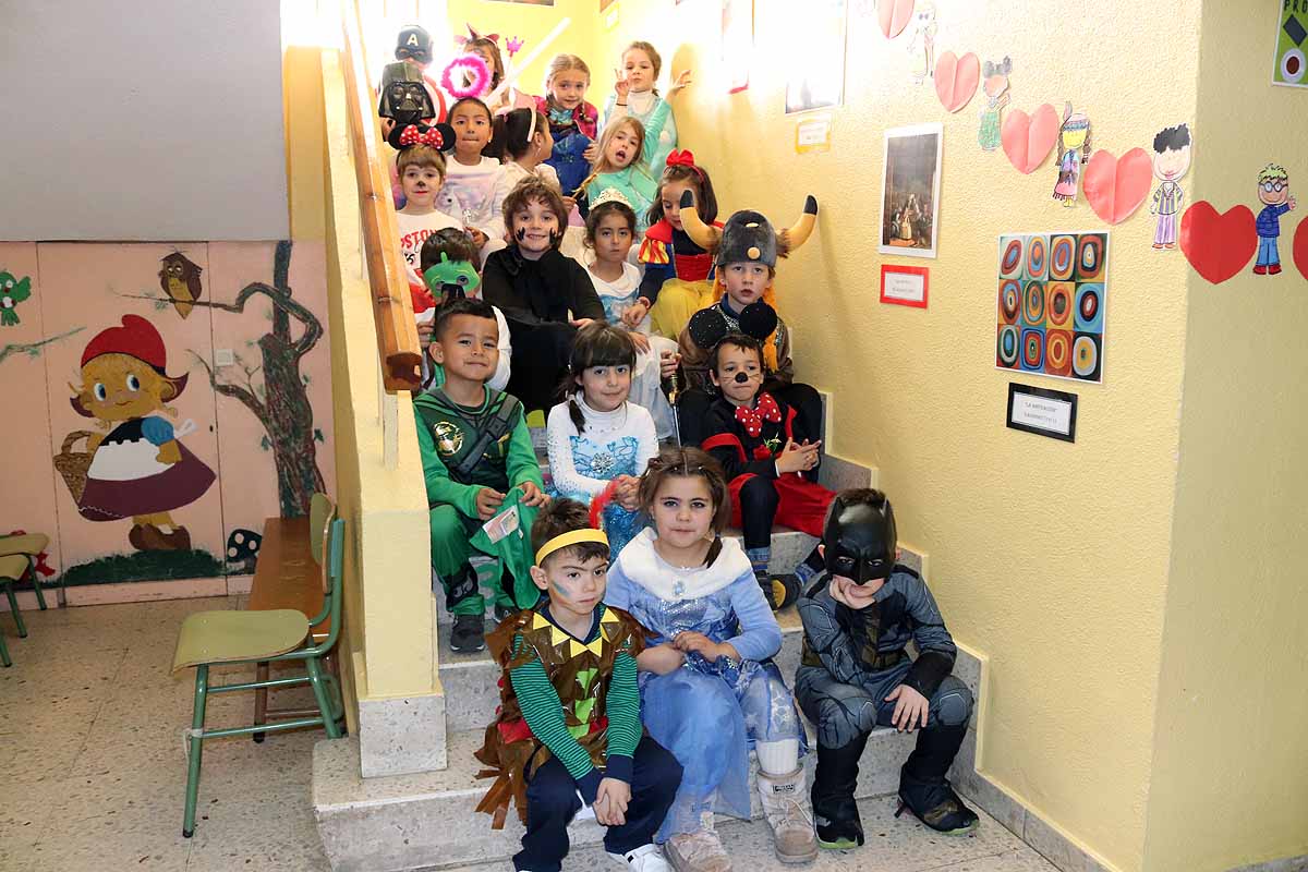 Los alumnos del colegio Antonio Machado celebran el Carnaval.