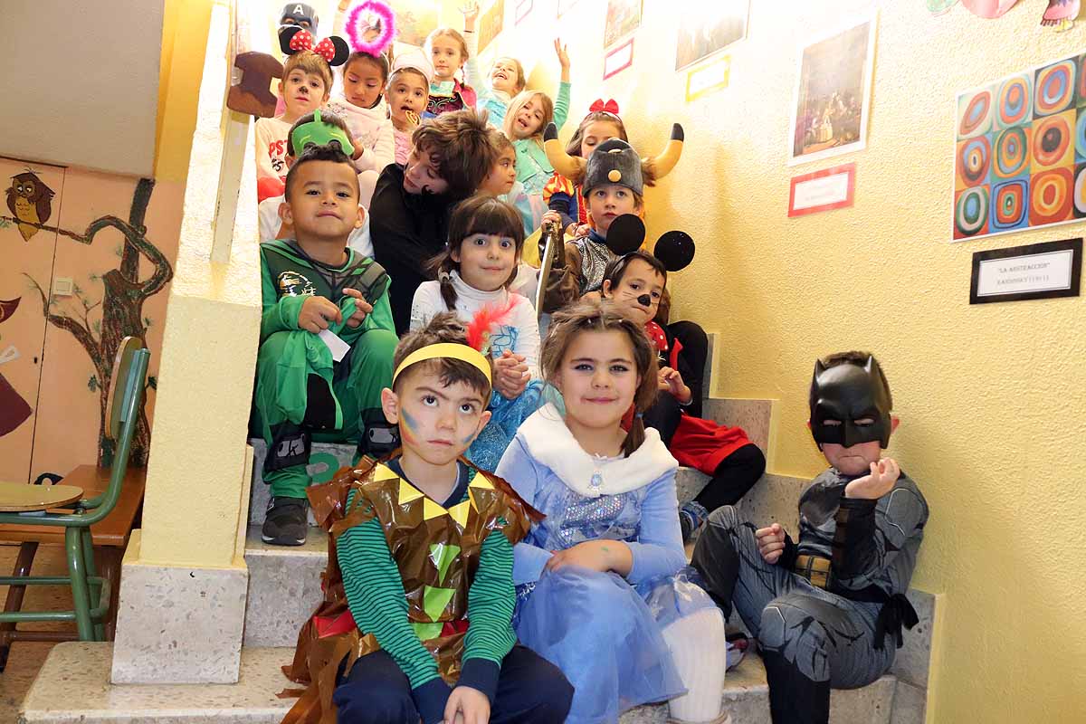 Los alumnos del colegio Antonio Machado celebran el Carnaval.