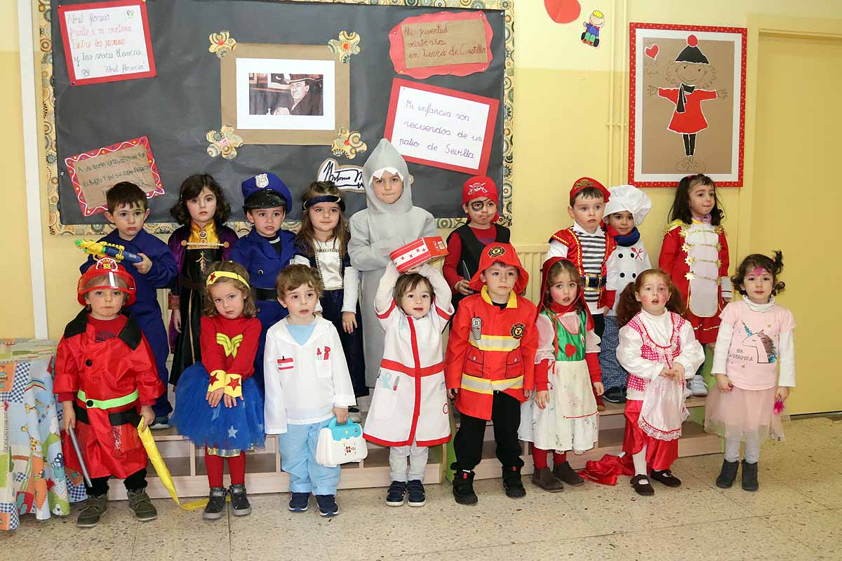 Los alumnos del colegio Antonio Machado celebran el Carnaval.