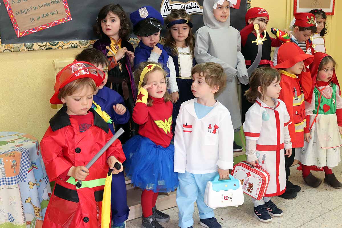 Los alumnos del colegio Antonio Machado celebran el Carnaval.