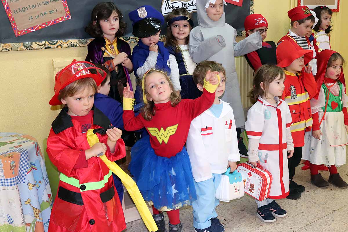 Los alumnos del colegio Antonio Machado celebran el Carnaval.