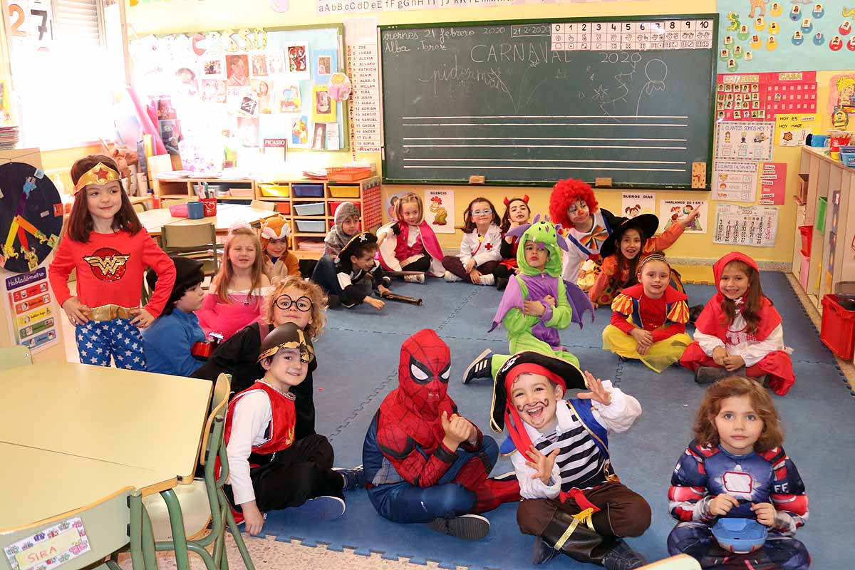 Los alumnos del colegio Antonio Machado celebran el Carnaval.