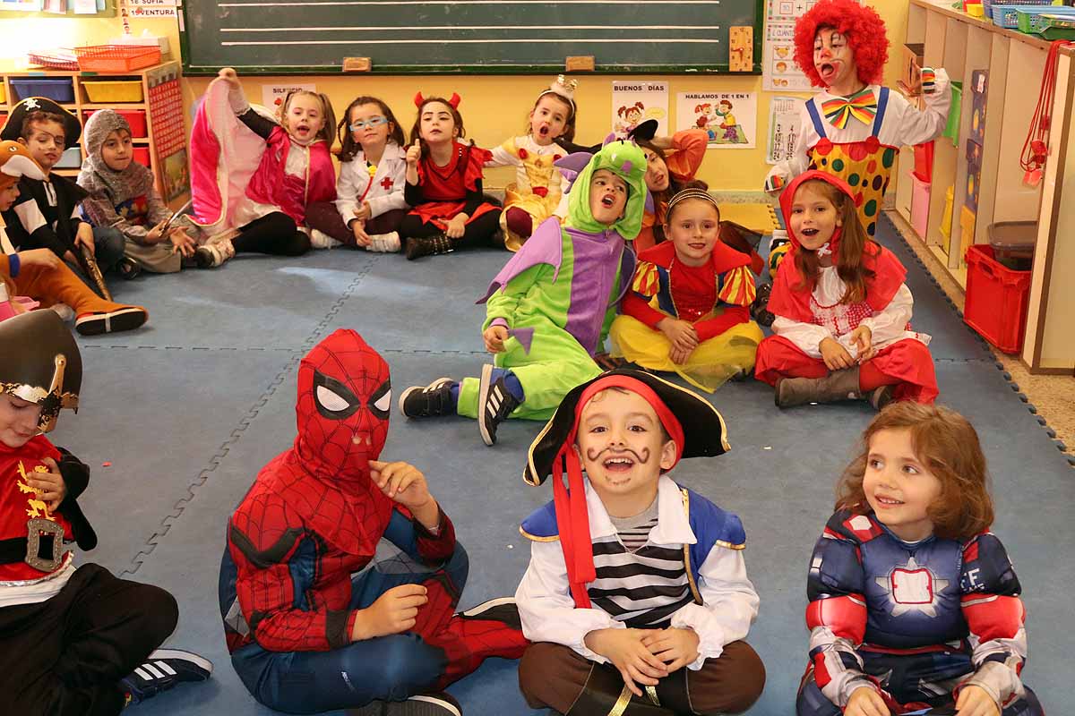 Los alumnos del colegio Antonio Machado celebran el Carnaval.