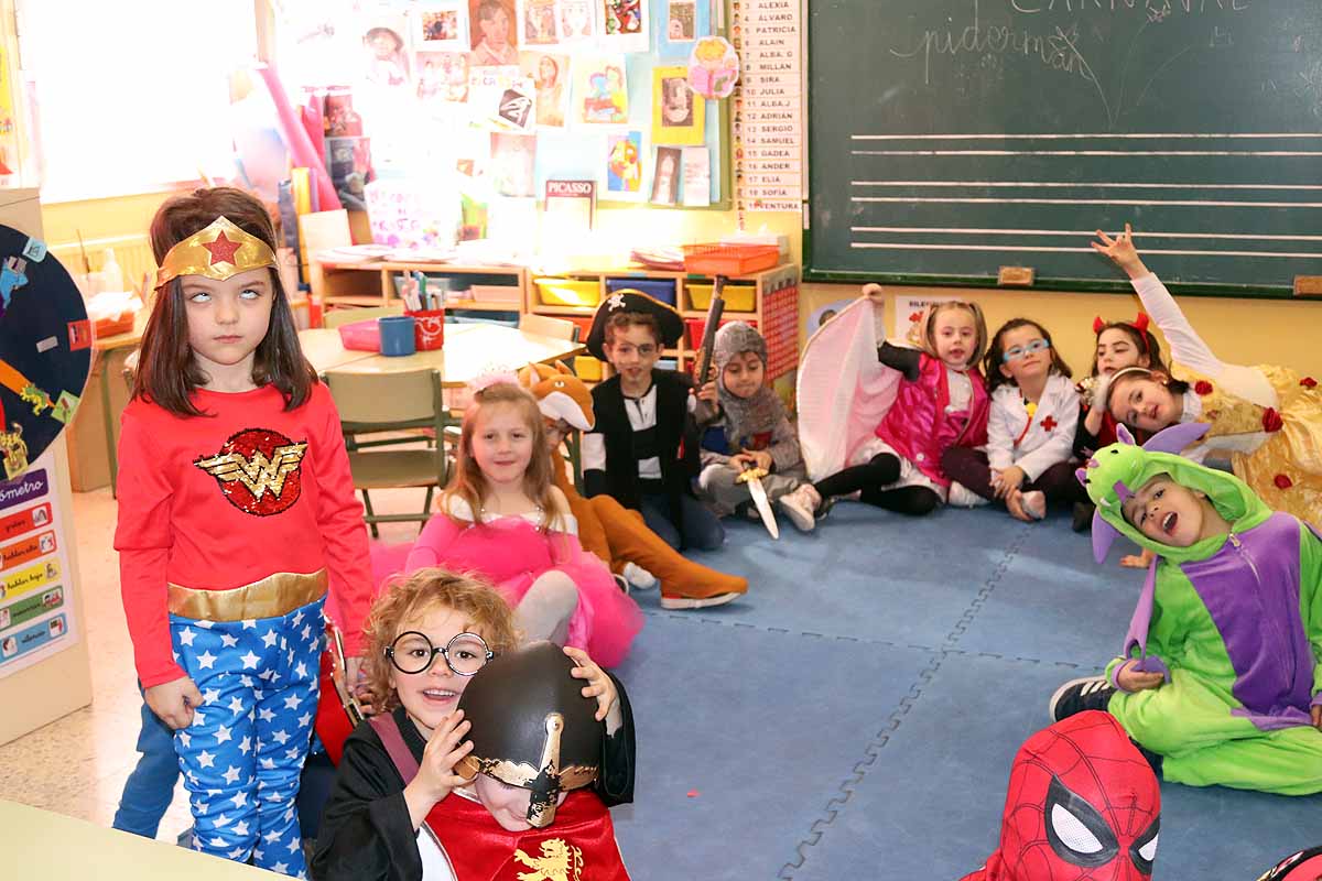 Los alumnos del colegio Antonio Machado celebran el Carnaval.