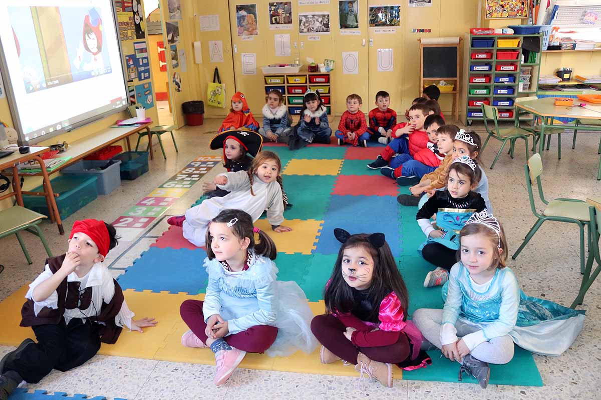 Los alumnos del colegio Antonio Machado celebran el Carnaval.