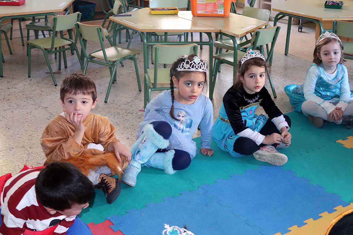 Los alumnos del colegio Antonio Machado celebran el Carnaval.