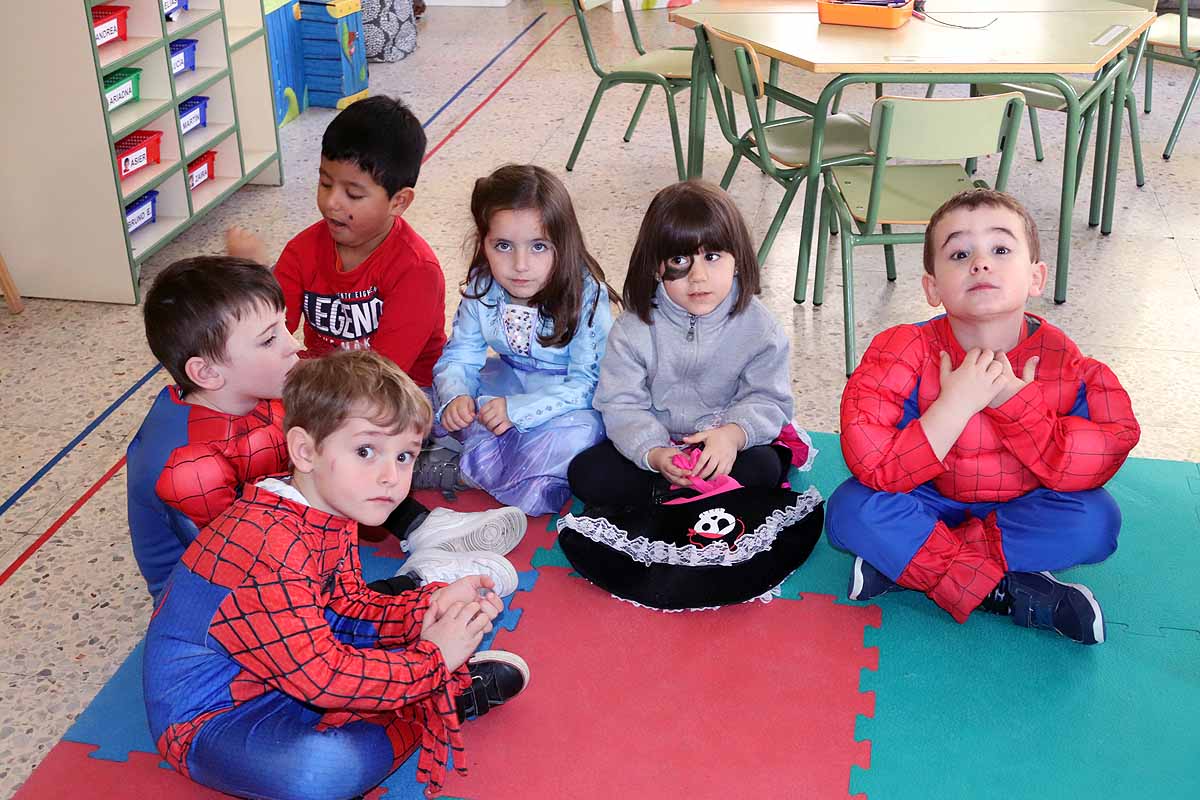 Los alumnos del colegio Antonio Machado celebran el Carnaval.