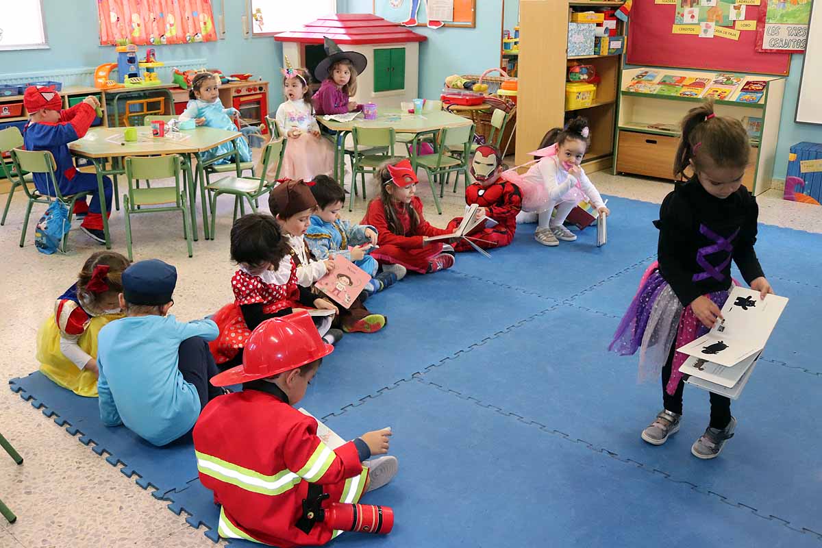 Los alumnos del colegio Antonio Machado celebran el Carnaval.