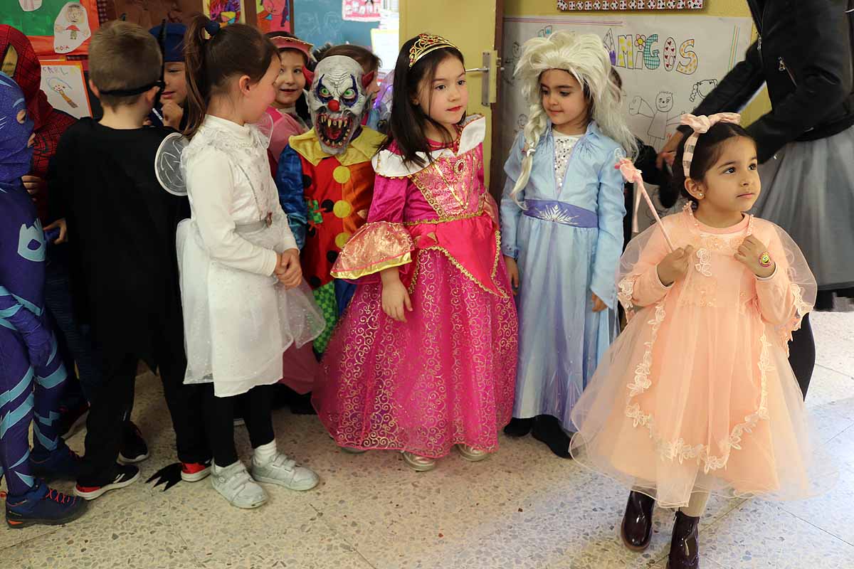 Los alumnos del colegio Antonio Machado celebran el Carnaval.