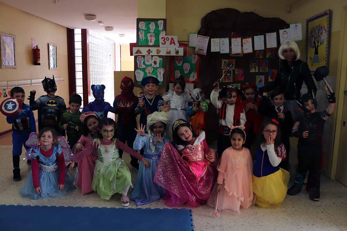 Los alumnos del colegio Antonio Machado celebran el Carnaval.