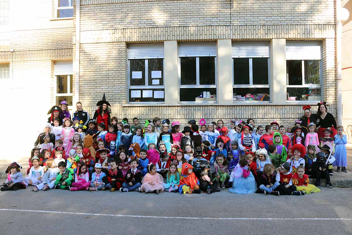 Los alumnos del colegio Antonio Machado celebran el Carnaval.