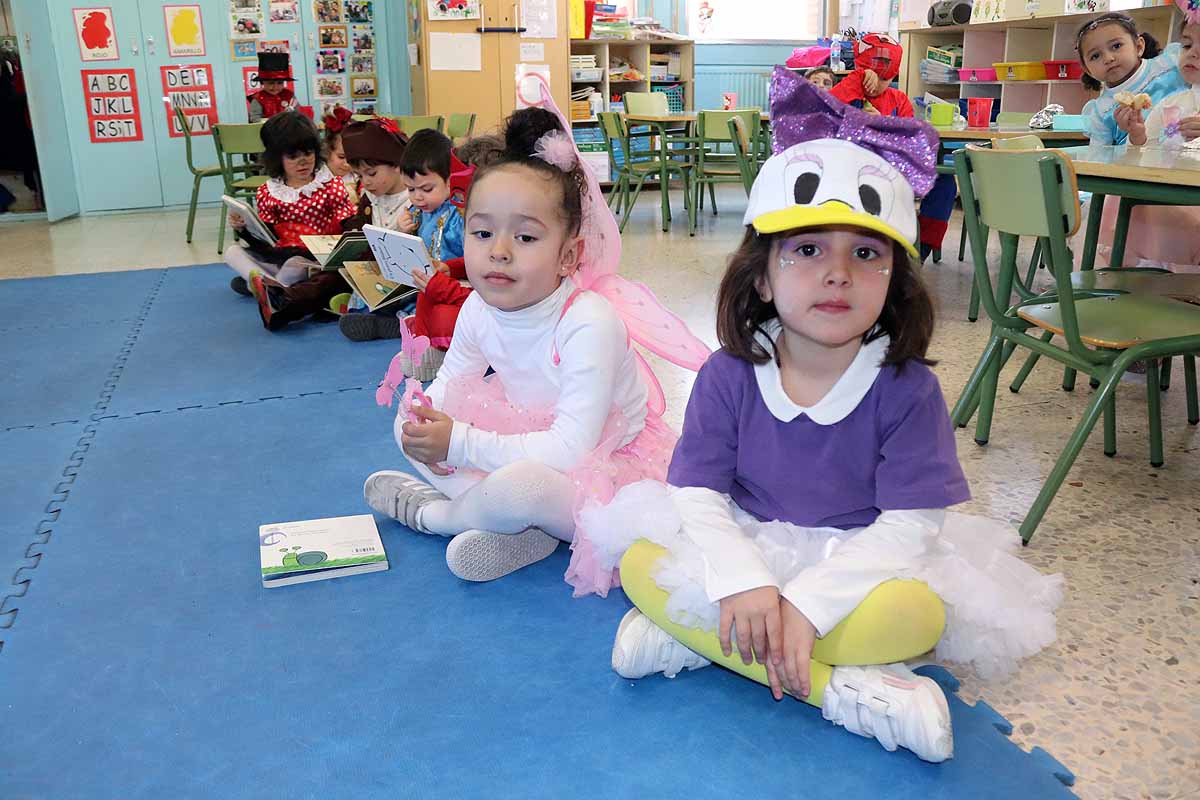 Los alumnos del colegio Antonio Machado celebran el Carnaval.