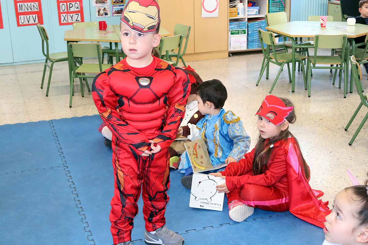 Los alumnos del colegio Antonio Machado celebran el Carnaval.