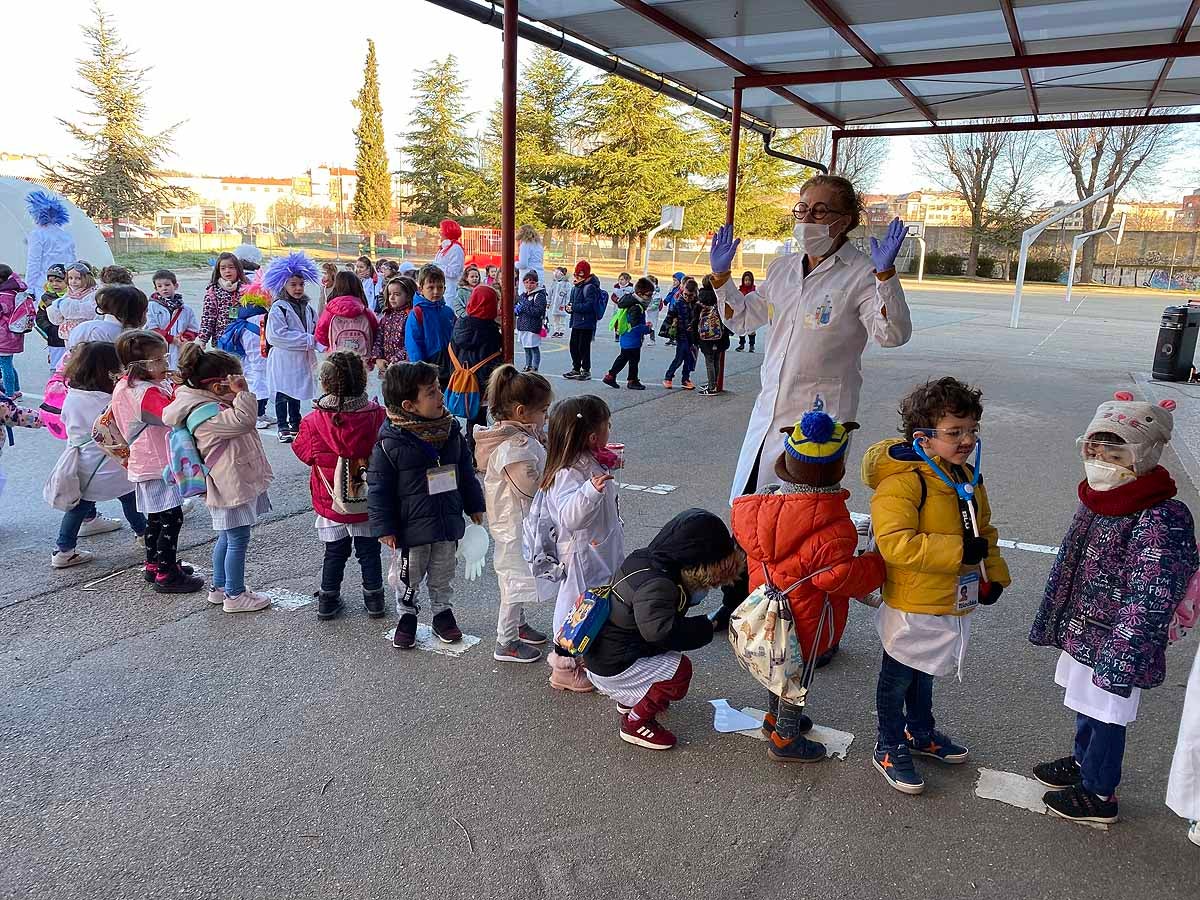 El alumnado del Juan de Vallejo celebra el Carnaval en las aulas