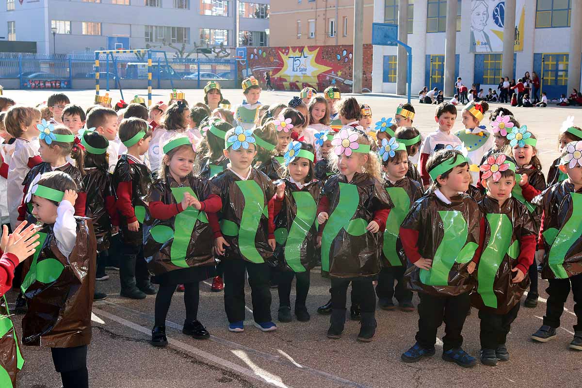 Los niños se han reunido en el patio del colegio disfrazados para bailar y jugar